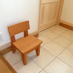 小さい椅子、フクちゃん、玄関で