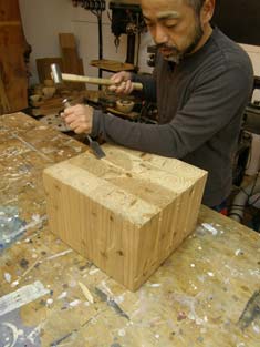 木のブロックから作る。